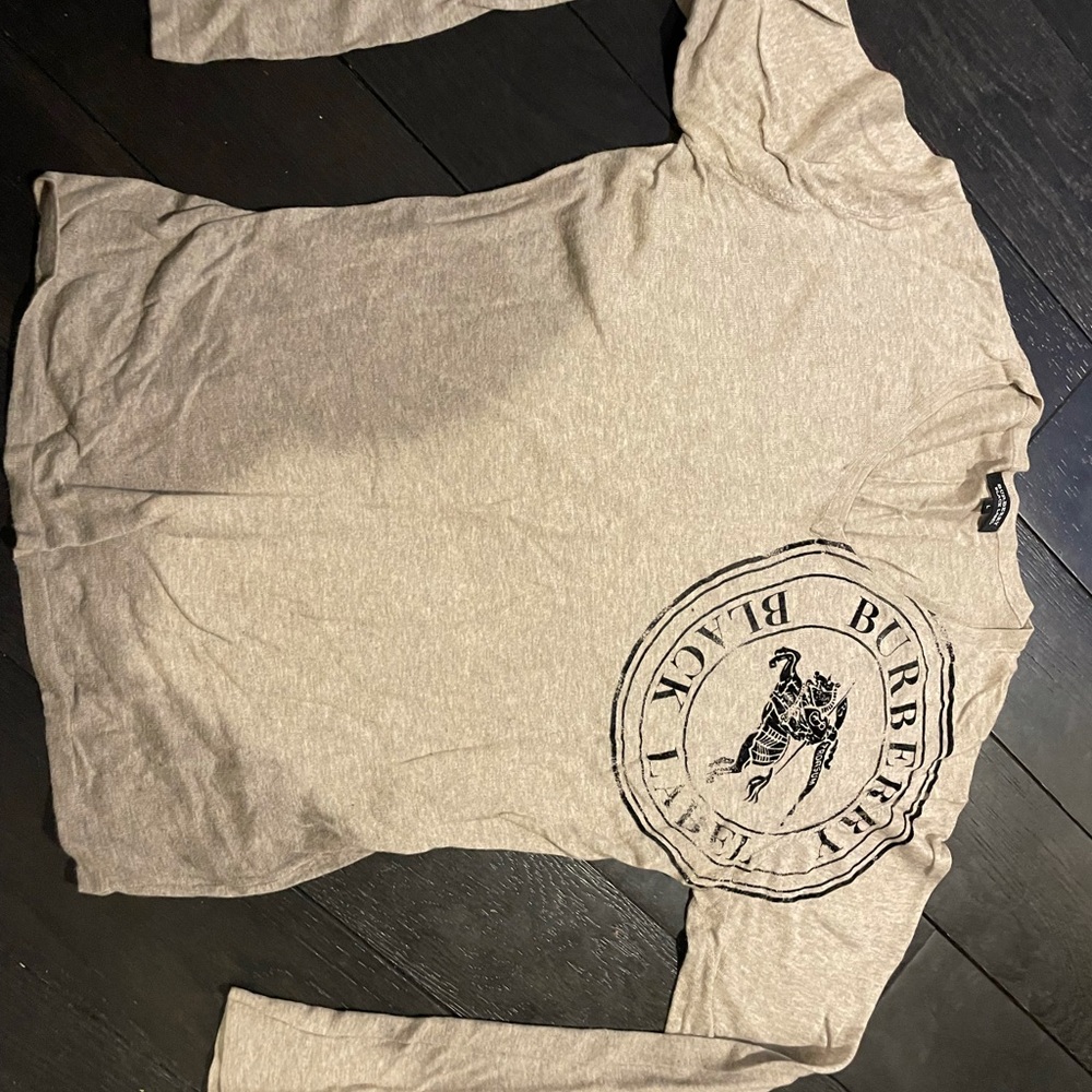 V neck long sleeve Burberry with a raised print
